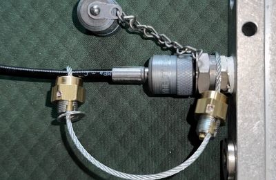 Système anti-fouet pour capillaires hydrauliques Système anti-fouet pour capillaires hydrauliques