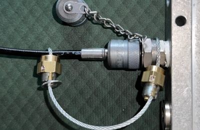 Système anti-fouet pour capillaires hydrauliques