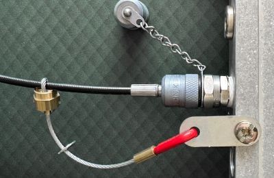 Système anti-fouet pour capillaires hydrauliques Système anti-fouet pour capillaires hydrauliques